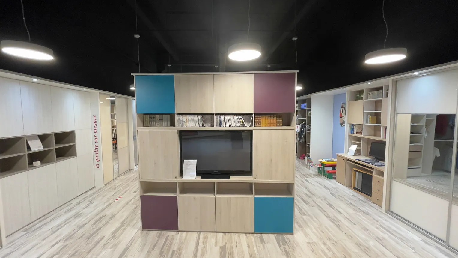 Meuble télévision encastrable avec rangements