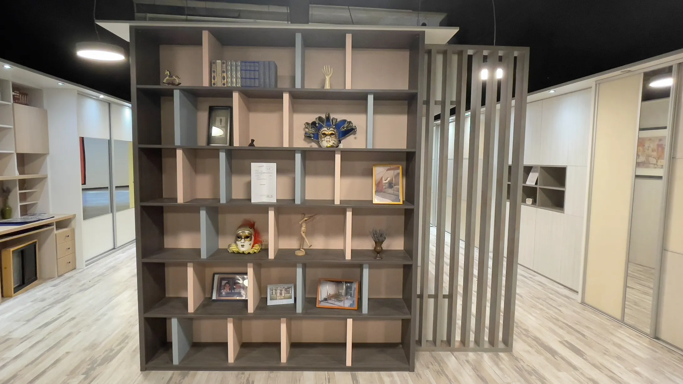 Bibliothèque moderne avec rayonnages modulables