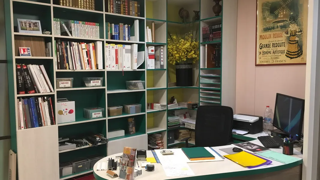 Bureau arrondi avec bibliothèque d'angle