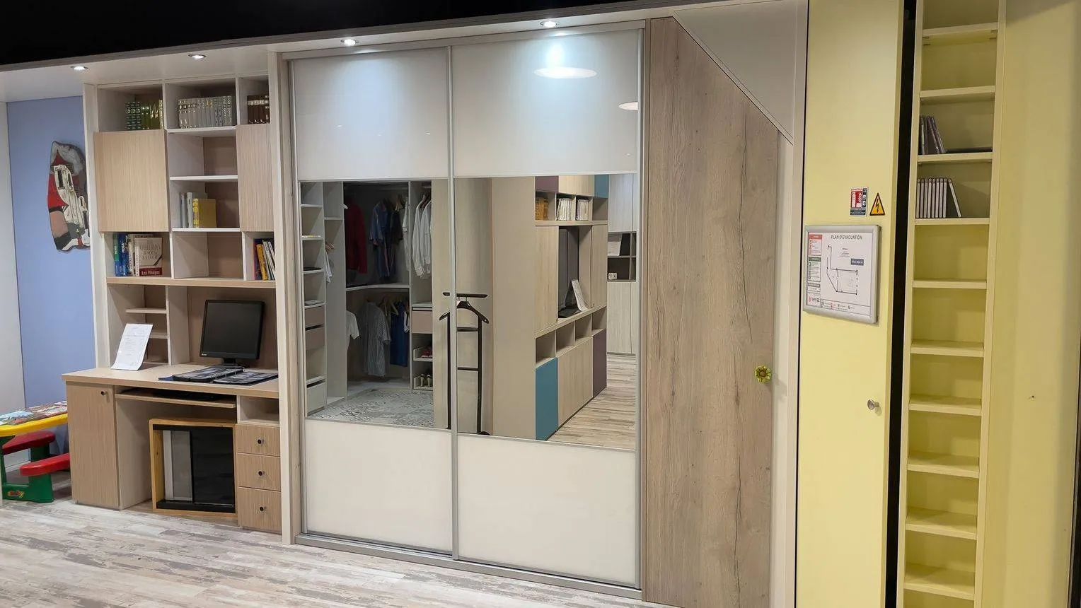 Exposition du magasin avec différents meubles